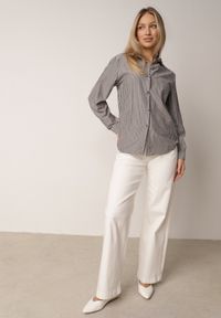 Born2be - Czarna Klasyczna Koszula z Bawełną w Paski Zapinana na Ozdobne Guziki Doriareida. Okazja: na co dzień, na spacer. Kolor: czarny. Materiał: bawełna. Wzór: paski. Styl: klasyczny #6