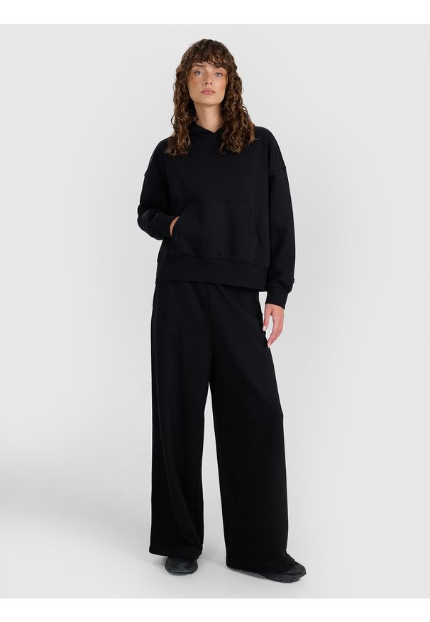 4f - 4F Spodnie dresowe z szerokimi nogawkami damskie - czarne S. Kolor: czarny. Materiał: dresówka. Wzór: gładki, ze splotem