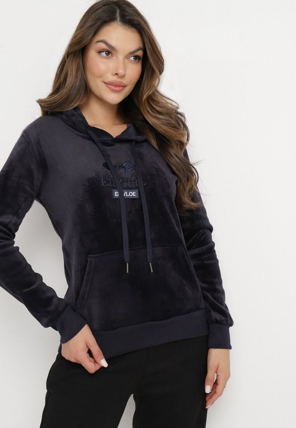 Born2be - Granatowa Welurowa Bluza Kangurka z Polarową Podszewką i Napisem Memisia. Typ kołnierza: kaptur. Kolor: niebieski. Materiał: polar, welur. Wzór: napisy