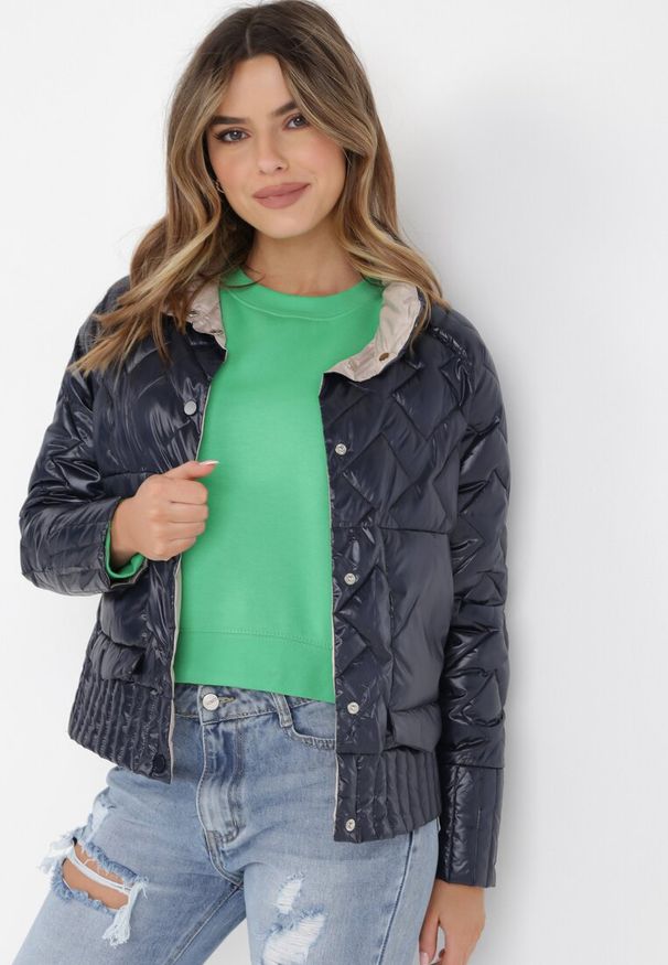 Born2be - Granatowo-Beżowa Kurtka Dwustronna Hypsissa. Typ kołnierza: kołnierzyk stójkowy. Kolor: niebieski. Materiał: dresówka, tkanina, jeans. Wzór: aplikacja. Styl: klasyczny