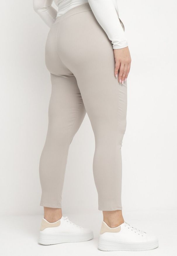 Born2be - Jasnobeżowe Spodnie z Nogawkami 7/8 i Kieszeniami Gavotta. Okazja: na co dzień. Kolekcja: plus size. Kolor: beżowy. Materiał: satyna. Styl: casual, elegancki