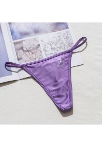 Intica - Stringi z wysokim wycięciem idealne pod obcisłe ubrania Domiziana. Kolor: fioletowy. Materiał: materiał