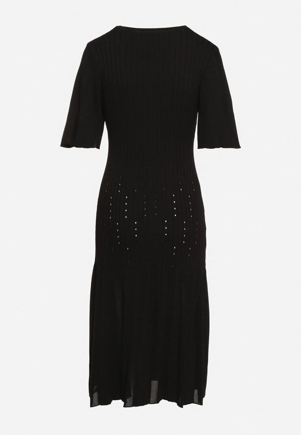 Born2be - Czarna Sukienka Trapezowa z Wiskozą Zapinana na Guziki Zetiella. Okazja: na co dzień. Kolor: czarny. Materiał: wiskoza. Długość rękawa: krótki rękaw. Typ sukienki: trapezowe. Styl: casual