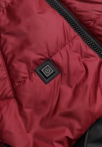 Renee - Czerwona Pikowana Kurtka Puffer z Kapturem Ozdobiona Napisami Orellana. Okazja: na co dzień. Typ kołnierza: kaptur. Kolor: czerwony. Materiał: poliester, jeans. Wzór: aplikacja, napisy. Sezon: wiosna. Styl: casual #4