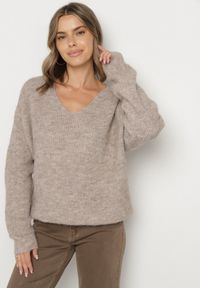 Born2be - Brązowy Sweter z Dodatkiem Wełny i Trójkątnym Dekoltem Esmina. Okazja: na co dzień. Kolor: brązowy. Materiał: wełna. Styl: elegancki, casual, klasyczny