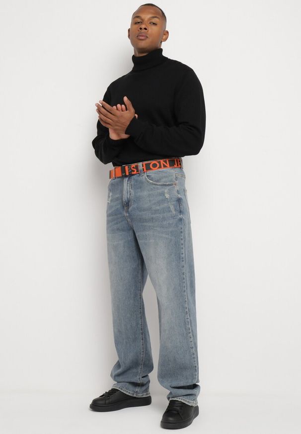 Born2be - Niebieskie Jeansy o Fasonie Regular z Paskiem z Napisami Ivelanora. Kolor: niebieski. Wzór: napisy. Styl: klasyczny