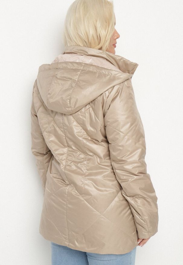 Born2be - Beżowa Kurtka z Odpinanym Kapturem i Ozdobnym Pikowaniem Xalseli. Okazja: na co dzień, na spacer. Kolekcja: plus size. Kolor: beżowy. Materiał: jeans. Styl: casual, klasyczny, elegancki