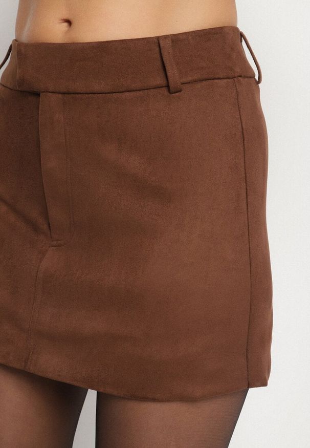 Born2be - Brązowa Spódnica VICES Mini z Imitacji Zamszu Tavite. Okazja: na co dzień. Stan: podwyższony. Kolor: brązowy. Materiał: zamsz. Styl: elegancki, klasyczny, casual