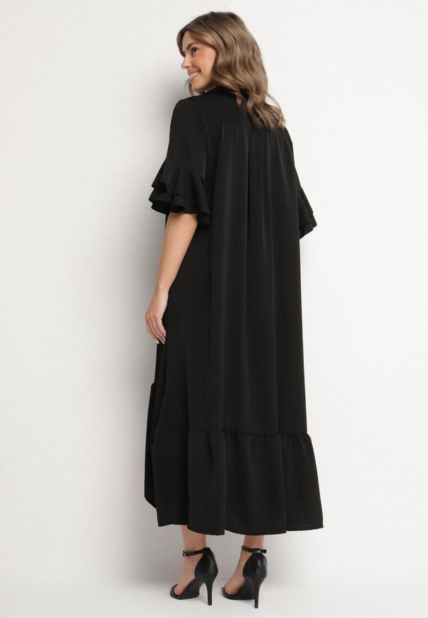 Born2be - Czarna Sukienka Koszulowa z Ozdobną Falbanką Daviravie. Okazja: na co dzień. Kolor: czarny. Typ sukienki: koszulowe. Styl: klasyczny, casual, elegancki