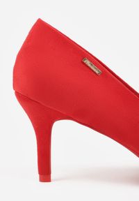 Born2be - Czerwone Czółenka Agatheris. Kolor: czerwony. Szerokość cholewki: normalna. Wzór: gładki, aplikacja. Obcas: na obcasie. Styl: klasyczny. Wysokość obcasa: średni #3