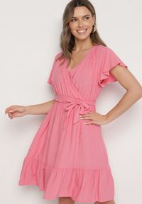 Born2be - Różowa Wiskozowa Sukienka z Kopertowym Dekoltem i Paskiem Aurenelle. Okazja: na co dzień. Typ kołnierza: dekolt kopertowy. Kolor: różowy. Materiał: wiskoza. Długość rękawa: krótki rękaw. Sezon: wiosna, lato. Typ sukienki: kopertowe. Styl: casual #1