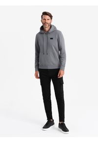 Ombre Clothing - Męska bluza dresowa kangurka z kapturem i metalowym pinem – szara V1 OM-SSNZ-0141 - XXL. Okazja: na co dzień. Typ kołnierza: kaptur. Kolor: szary. Materiał: dresówka. Wzór: jednolity. Styl: casual #4
