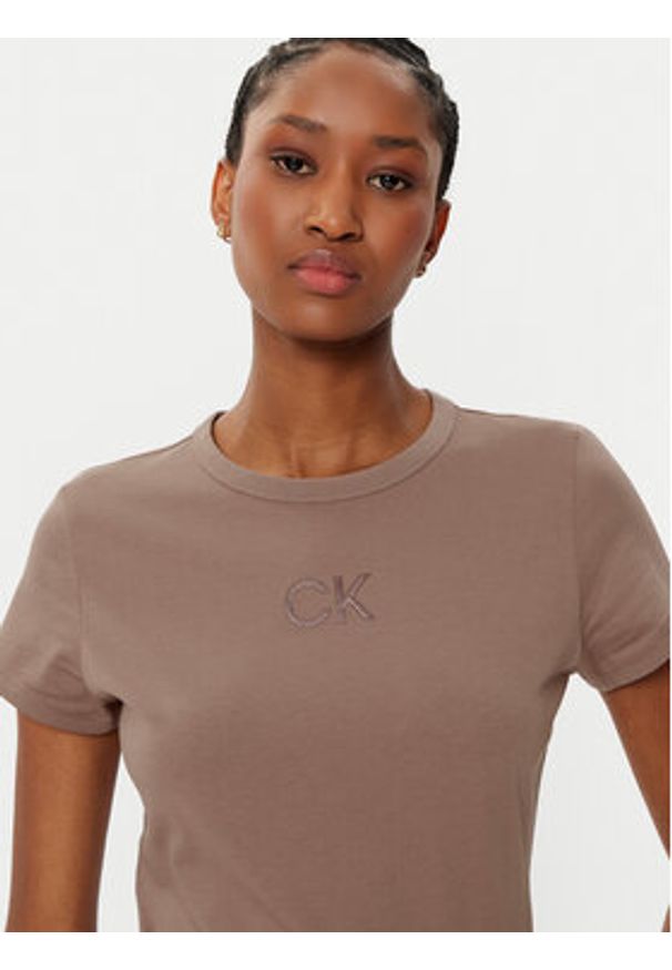 Calvin Klein T-Shirt Satin K20K207974 Brązowy Regular Fit. Kolor: brązowy. Materiał: bawełna