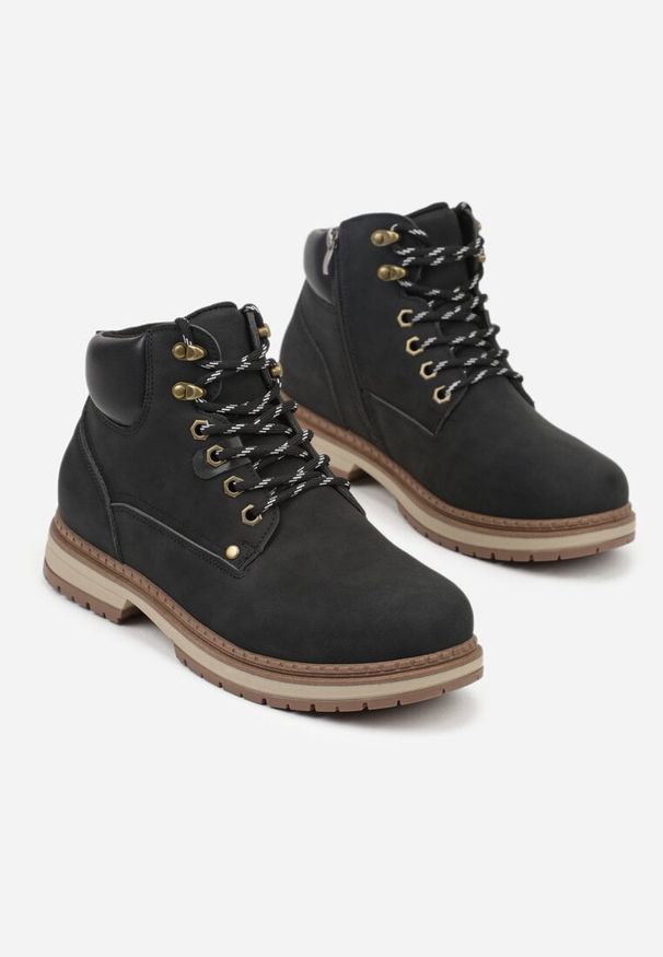 Born2be - Czarne Trapery Trzewiki Ozdobione Przeszyciami Zobelle. Okazja: na co dzień. Kolor: czarny. Materiał: jeans. Wzór: aplikacja. Styl: casual, elegancki, klasyczny