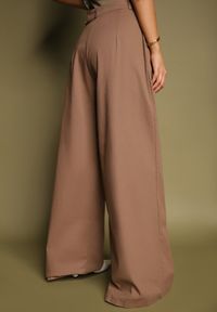 Renee - Jasnobrązowe Szerokie Spodnie High Waist z Bawełny z Dołączonym Ozdobnym Łańcuszkiem Romira. Stan: podwyższony. Kolor: brązowy. Materiał: bawełna. Styl: elegancki #4