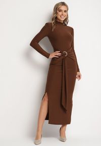 Born2be - Brązowa Dopasowana Sukienka z Półgolfem Trenem i Rozcięciem Miredi. Kolor: brązowy. Styl: elegancki #1
