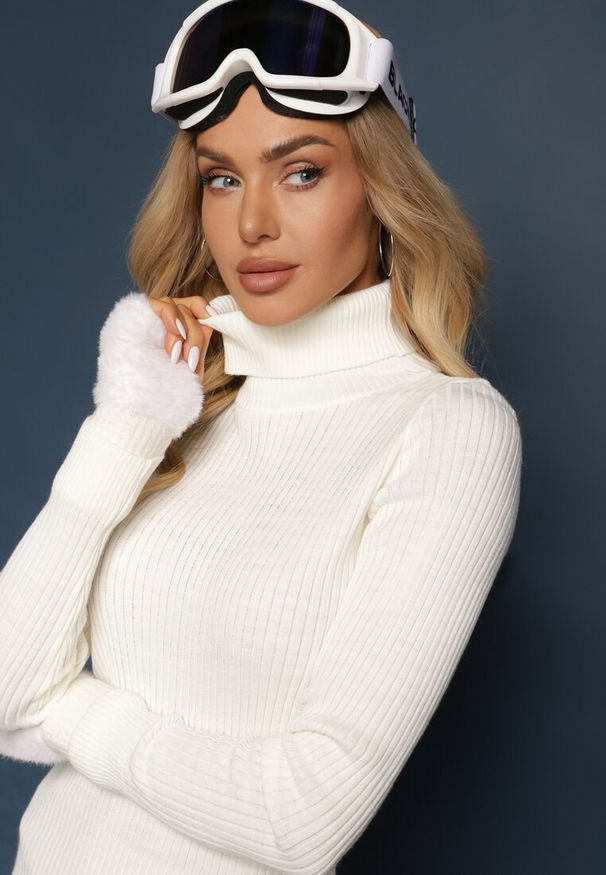 Renee - Jasnobeżowy Klasyczny Golf z Prążkowanego Materiału Belikorre. Okazja: na co dzień. Typ kołnierza: golf. Kolor: beżowy. Materiał: materiał, prążkowany. Styl: klasyczny