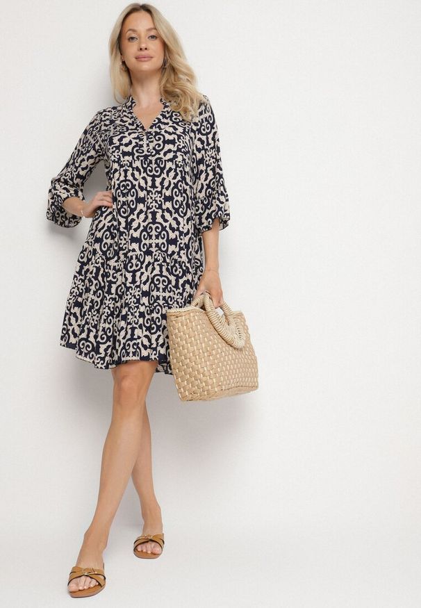 Born2be - Granatowa Sukienka Rozkloszowana z Bawełny w Etniczny Wzór Zalista. Okazja: na co dzień. Kolor: niebieski. Materiał: bawełna. Typ sukienki: rozkloszowane. Styl: casual, boho