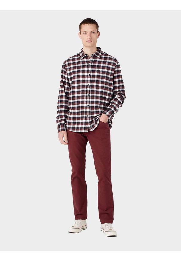 Wrangler - WRANGLER GREENSBORO MĘSKIE SPODNIE MATERIAŁOWE MATERIAŁ DAHLIA 112341456 W15Q016299. Materiał: materiał