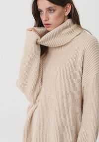 Born2be - Beżowy Golf Oversize Out Of This World. Okazja: na spacer, na co dzień. Typ kołnierza: golf. Kolor: beżowy. Materiał: wiskoza, jeans, dzianina, skóra. Długość: długie. Wzór: prążki. Styl: elegancki, casual, klasyczny #8