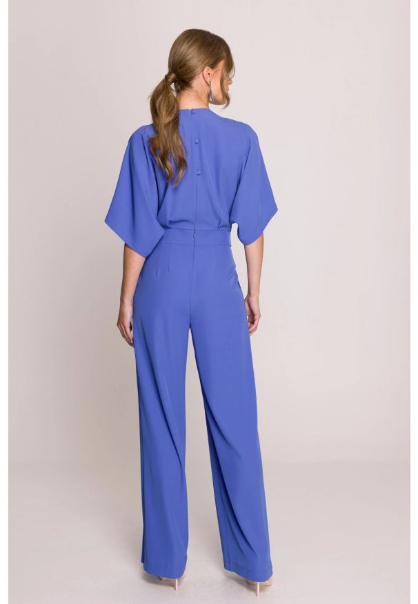 Stylove - Elegancki kombinezon damski z kopertowym dekoltem niebieski. Okazja: na ślub cywilny, na wesele, na imprezę. Kolor: niebieski. Typ sukienki: kopertowe. Styl: elegancki