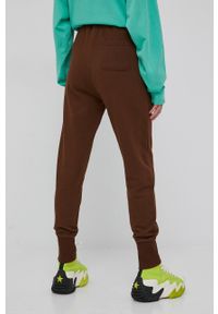 Reebok Classic spodnie bawełniane damskie kolor brązowy gładkie. Kolor: brązowy. Materiał: bawełna. Wzór: gładki