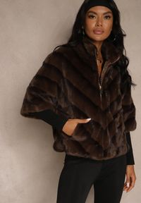 Renee - Brązowa Trapezowa Kurtka Futerko z Rękawami Długości 3/4 Tadeva. Kolor: brązowy. Materiał: futro. Styl: elegancki