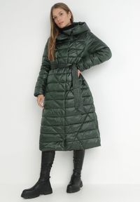 Born2be - Ciemnozielona Kurtka za Kolano z Wiązanym Paskiem i Kapturem Chlyrie. Kolor: zielony. Materiał: materiał. Długość: długie. Sezon: zima, jesień #1