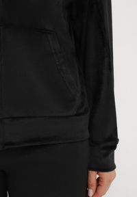 Born2be - Czarny 2-Częściowy Welurowy Komplet Dresowy ze Spodniami i Bluzą z Kapturem Bondia. Kolor: czarny. Materiał: dresówka, welur #7