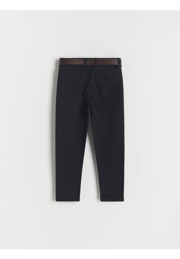 Reserved - Strukturalne spodnie chino z paskiem - czarny. Kolor: czarny. Materiał: tkanina, bawełna