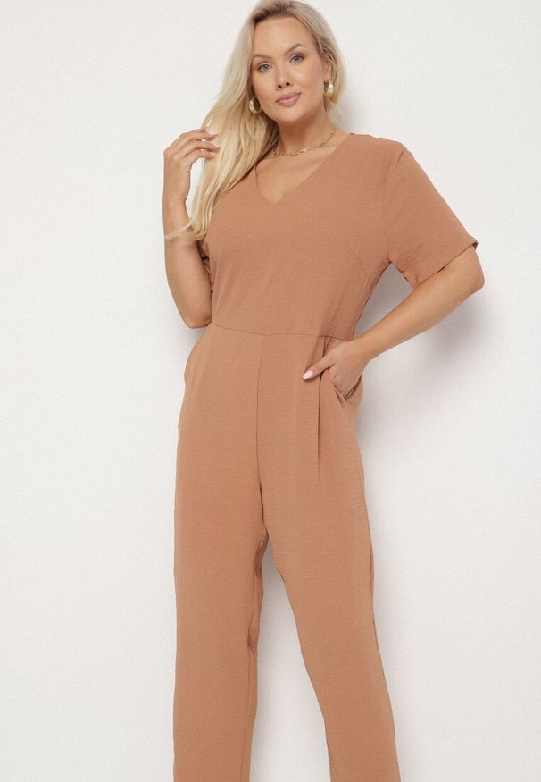 Born2be - Brązowy Kombinezon Panomeda. Kolekcja: plus size. Kolor: brązowy. Materiał: tkanina. Długość rękawa: krótki rękaw. Długość: krótkie. Wzór: jednolity, gładki, kolorowy. Styl: klasyczny