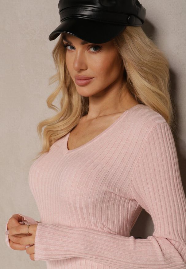 Renee - Jasnoróżowa Dopasowana Sukienka z Prążkowanej Dzianiny z Dekoltem w Serek Ninnoviana. Okazja: na co dzień. Typ kołnierza: dekolt w serek. Kolor: różowy. Materiał: dzianina, prążkowany. Długość rękawa: długi rękaw. Styl: elegancki, casual