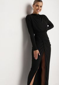 Born2be - Czarna Koktajlowa Sukienka o Dopasowanym Kroju z Marszczeniem Besiel. Kolor: czarny. Styl: wizytowy #6
