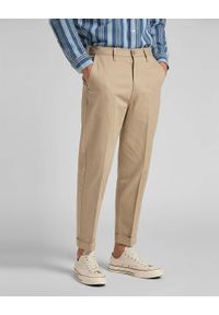 Lee - SPODNIE MĘSKIE LEE TAPERED CHINO SERVICE SAND L70RLD10 112118722