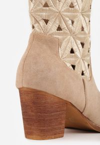 Renee - Ciemnobeżowe Botki Kowbojki Vices na Słupku z Geometrycznym Motywem Sarori. Kolor: beżowy. Materiał: jeans. Wzór: geometria. Obcas: na słupku. Styl: elegancki. Wysokość obcasa: średni #10