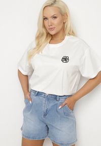 Born2be - Biały T-shirt z Bawełny z Naszywką Kwiatu Firirene. Okazja: na co dzień. Kolor: biały. Materiał: bawełna. Wzór: aplikacja, kwiaty. Styl: elegancki, casual #4