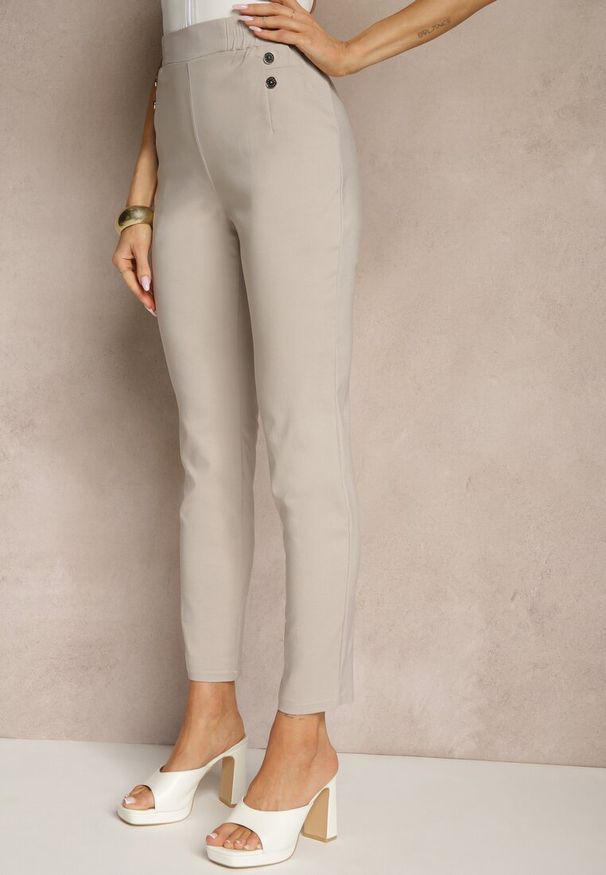 Renee - Beżowe Spodnie z Wiskozą High Waist z Ozdobnymi Guzikami Redillia. Okazja: na co dzień, na spotkanie biznesowe. Stan: podwyższony. Kolor: beżowy. Materiał: wiskoza. Styl: klasyczny, elegancki, biznesowy, casual