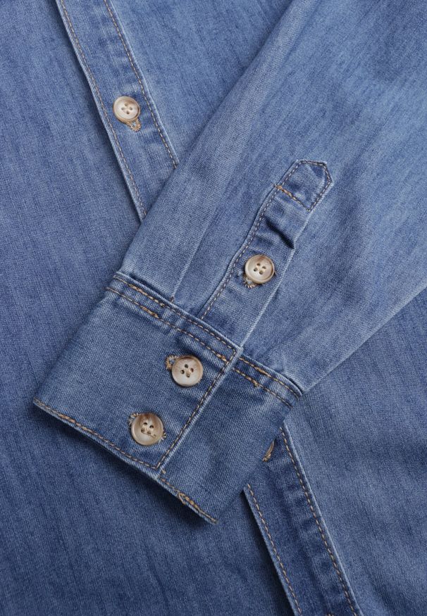 Born2be - Niebieska Koszulowa Sukienka Jeansowa z Bawełną Ozdobiona Paskiem Carenatesa. Okazja: na co dzień. Kolor: niebieski. Materiał: jeans, bawełna. Wzór: aplikacja. Typ sukienki: koszulowe. Styl: casual, klasyczny