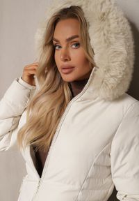 Renee - Jasnobeżowa Kurtka z Ozdobnym Pikowaniem z Odpinanym Kapturem i Futerkiem Taidra. Okazja: na co dzień, na spacer. Kolor: beżowy. Materiał: futro. Styl: casual, elegancki #3