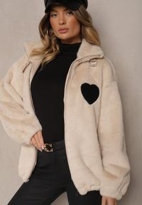 Renee - Beżowa Kurtka z Miękkiego Futerka Ozdobiona Naszytym Sercem Zozimara. Kolor: beżowy. Materiał: futro. Wzór: aplikacja #4