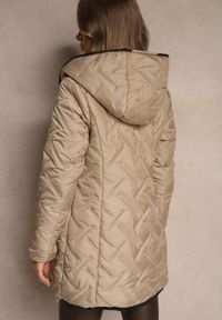 Renee - Ciemnobeżowa Dwustronna Kurtka z Kapturem Pikowanymi Przeszyciami i Futerkiem Rossalea. Typ kołnierza: kaptur. Kolor: beżowy. Materiał: futro #4