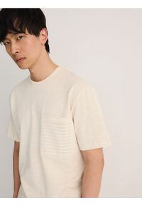 Reserved - T-shirt comfort z kieszonką - złamana biel. Materiał: bawełna #1