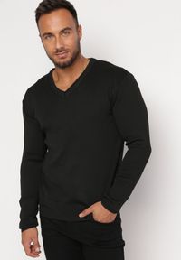 Born2be - Czarny Sweter z Trójkątnym Dekoltem i Wełną Mathie. Kolor: czarny. Materiał: wełna. Sezon: jesień, zima #6