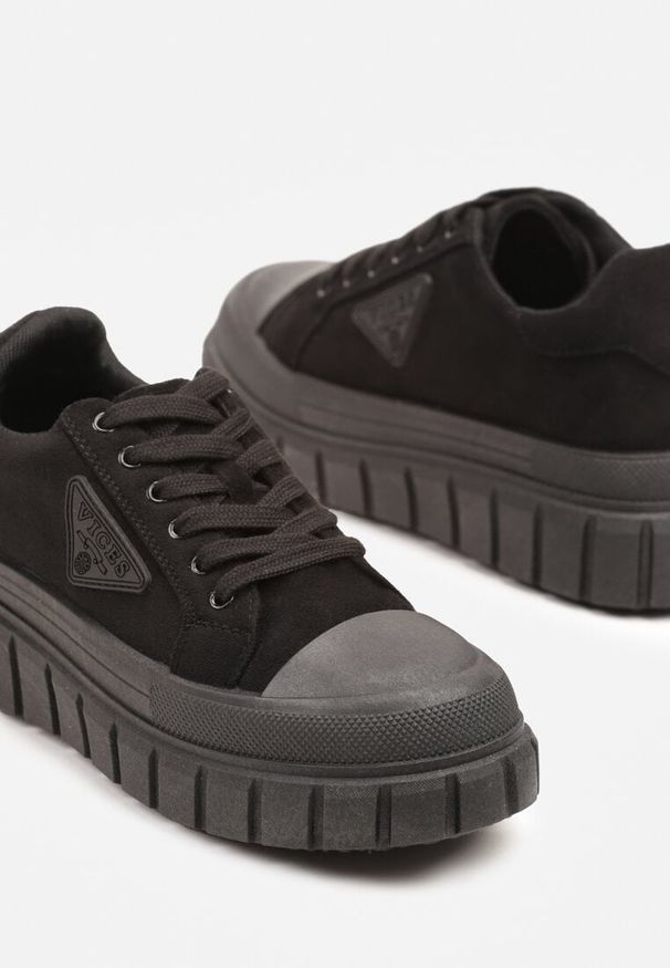 Renee - Czarne Sneakersy Vices na Platformie z Ozdobą i Napisem Leawen. Okazja: na co dzień. Nosek buta: okrągły. Kolor: czarny. Materiał: jeans. Wzór: aplikacja, napisy. Obcas: na platformie