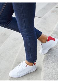 Sneakersy bonprix biało-czerwony. Kolor: biały #6