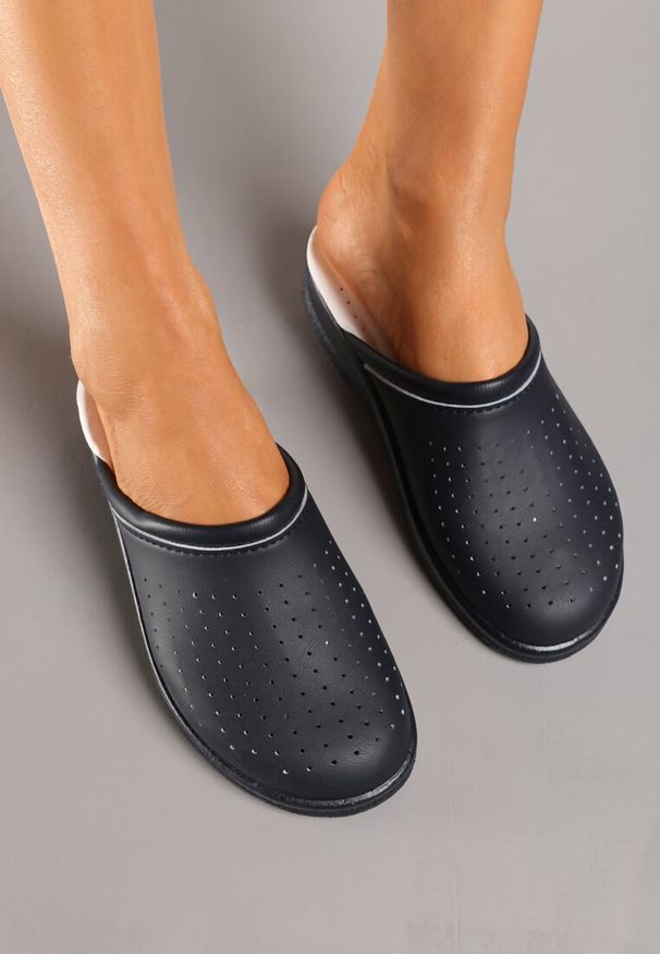 Born2be - Granatowe Klapki z Ozdobną Perforacją Etanelis. Okazja: na co dzień. Kolor: niebieski. Materiał: jeans. Wzór: aplikacja. Sezon: lato, wiosna. Styl: klasyczny, elegancki, casual