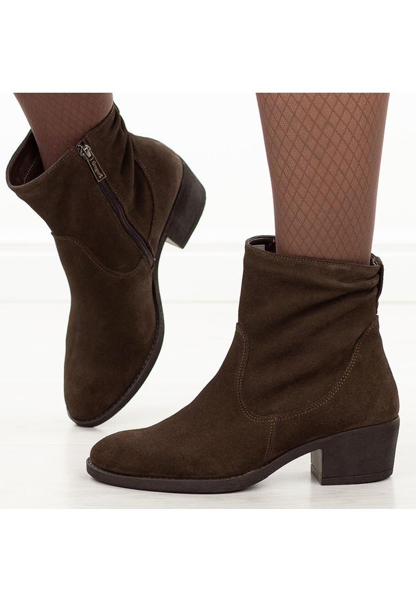 Czekoladowe zimowe Polskie kowbojki damskie Gregors 869. Okazja: do pracy. Kolor: brązowy. Materiał: skóra, zamsz. Szerokość cholewki: normalna. Sezon: zima. Obcas: na obcasie. Styl: boho, elegancki. Wysokość obcasa: średni