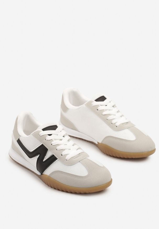 Born2be - Biało-Czarne Sneakersy Tenisówki z Ozdobną Boczną Naszywką Ranilsa. Okazja: na co dzień. Kolor: biały. Materiał: jeans. Wzór: aplikacja. Obcas: na płaskiej podeszwie
