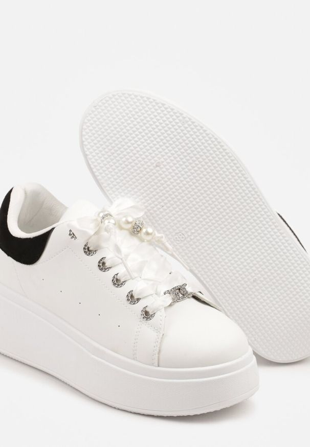 Renee - Biało-Czarne Sneakersy na Platformie Ozdobione Cyrkoniami Vivalle. Okazja: na co dzień. Kolor: czarny. Materiał: jeans. Wzór: aplikacja. Obcas: na platformie