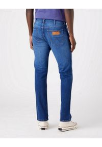 Wrangler - WRANGLER GREENSBORO MĘSKIE SPODNIE JEANSOWE JEANS DŻINSY HEARTBREAKER W15QYI23A 112320205. Okazja: na co dzień. Stan: obniżony. Styl: klasyczny, casual #4